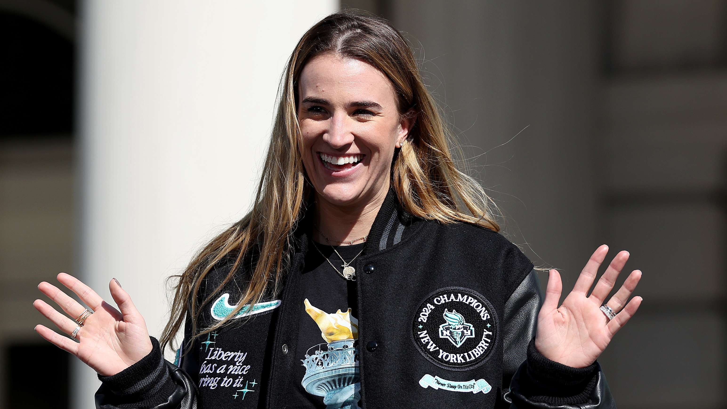 她在面对同 她在面对同